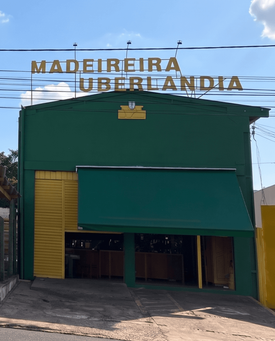 Fachada da Madeireira Uberlândia na Avenida Alípio Abrão, Jardim Botânico